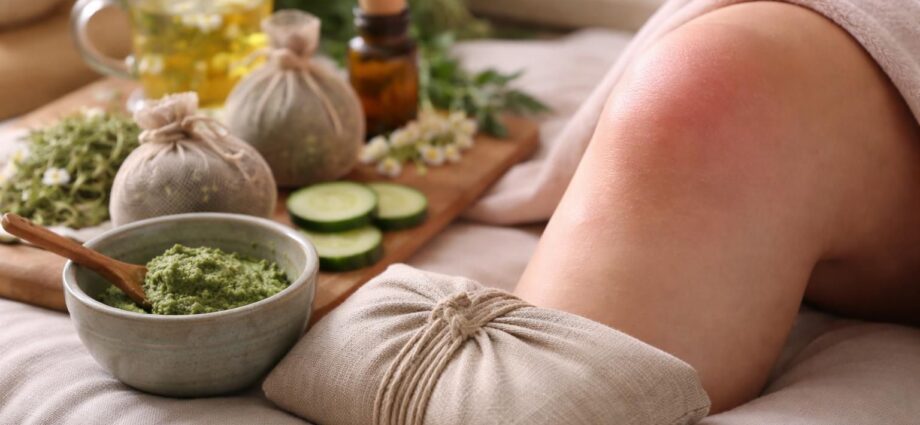 apprenez à soulager un genou gonflé grâce à des remèdes de grand-mère simples et naturels, pour un traitement efficace à la maison.